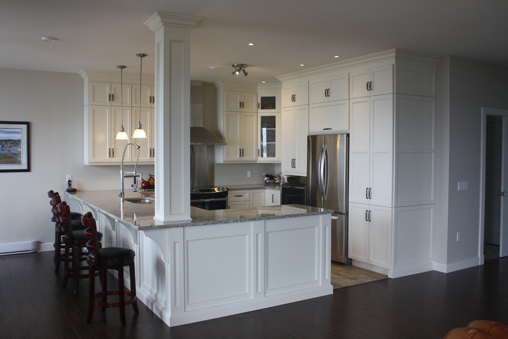 Example of a large transitional kitchen design