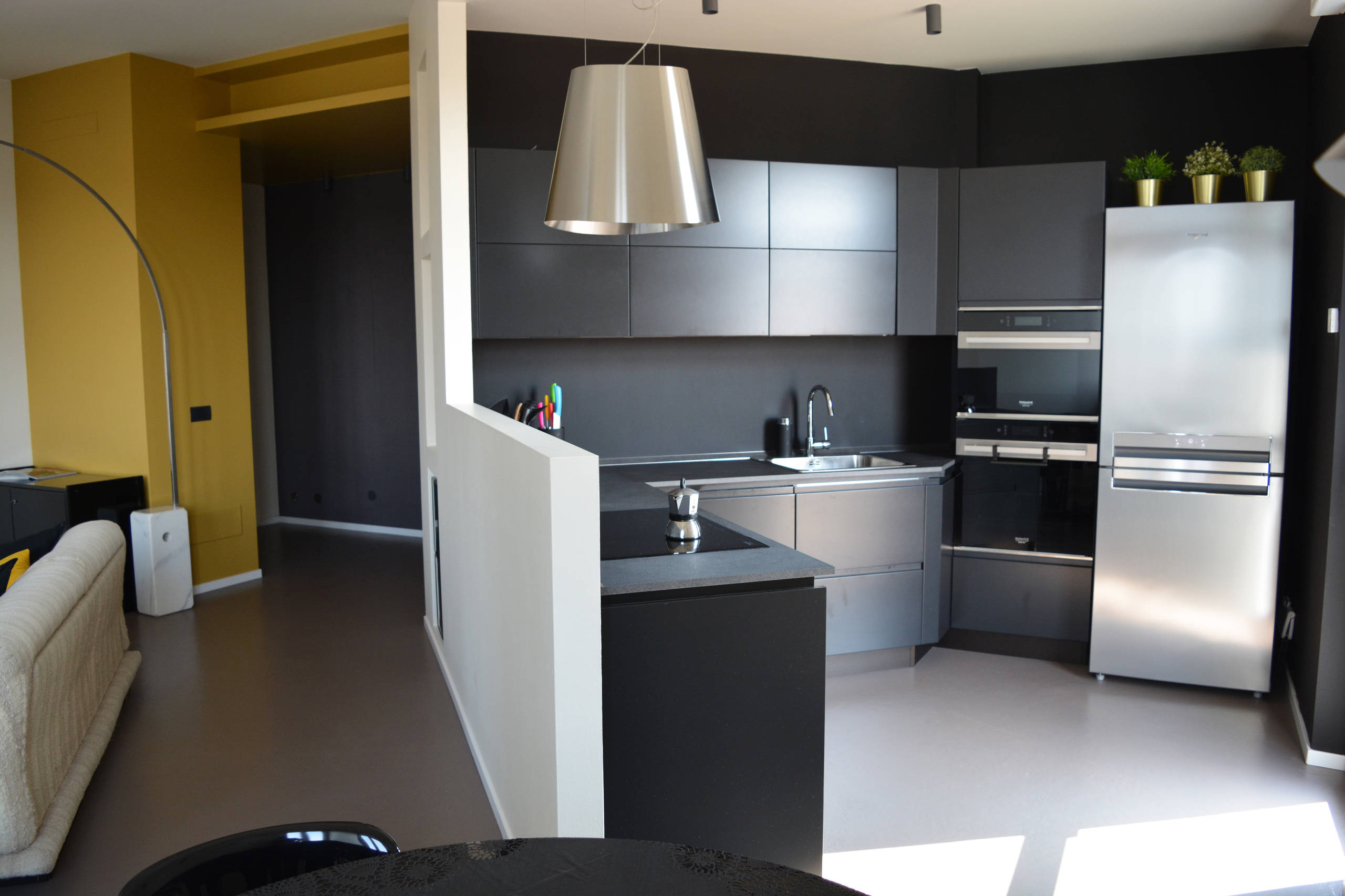 Kitchen - contemporary kitchen idea in Milan