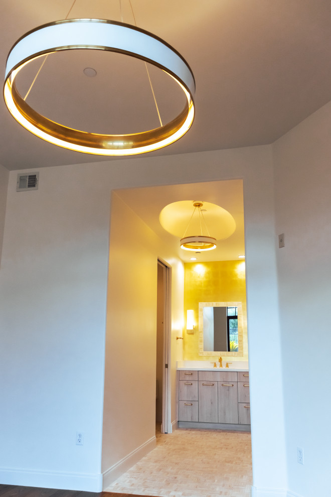 Example of a transitional home design design in Phoenix