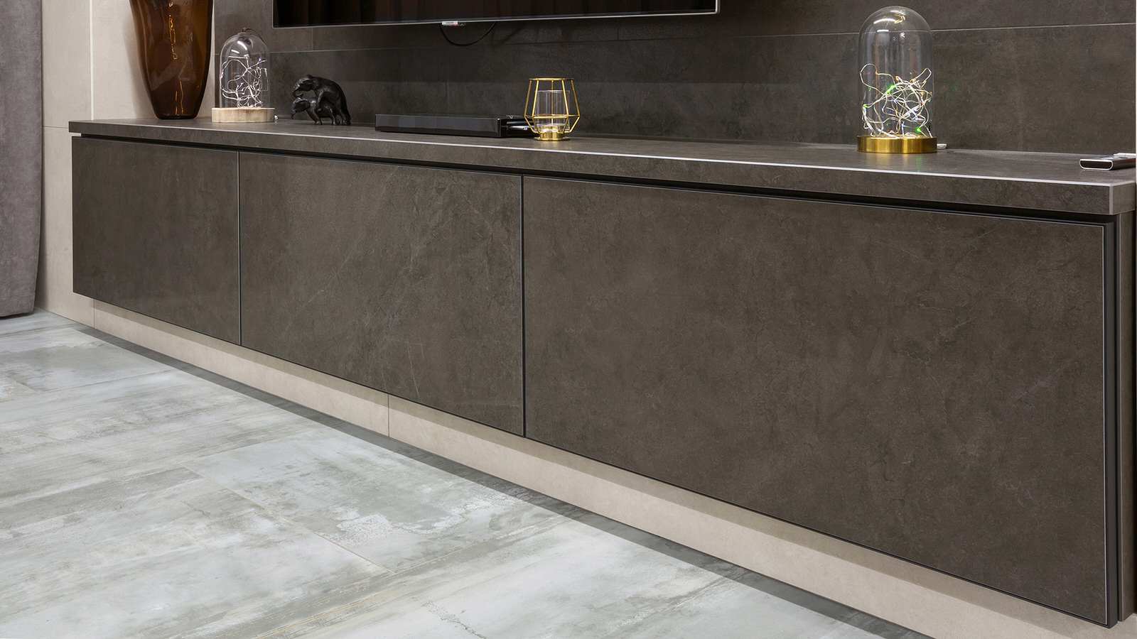 Кухня-гостиная из керамики, текстуры камень, цемент, металл