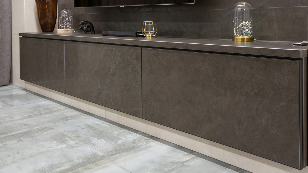 Кухня-гостиная из керамики, текстуры камень, цемент, металл