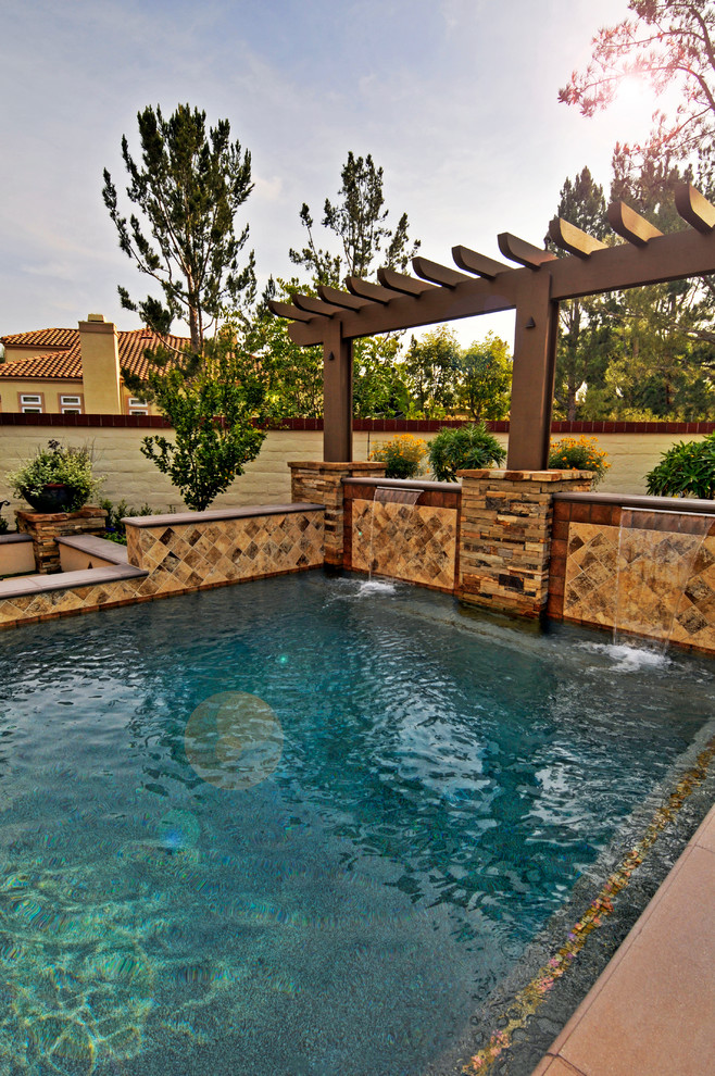 Inspiration pour une piscine hors-sol et arrière méditerranéenne de taille moyenne et rectangle avec un point d'eau et une dalle de béton.