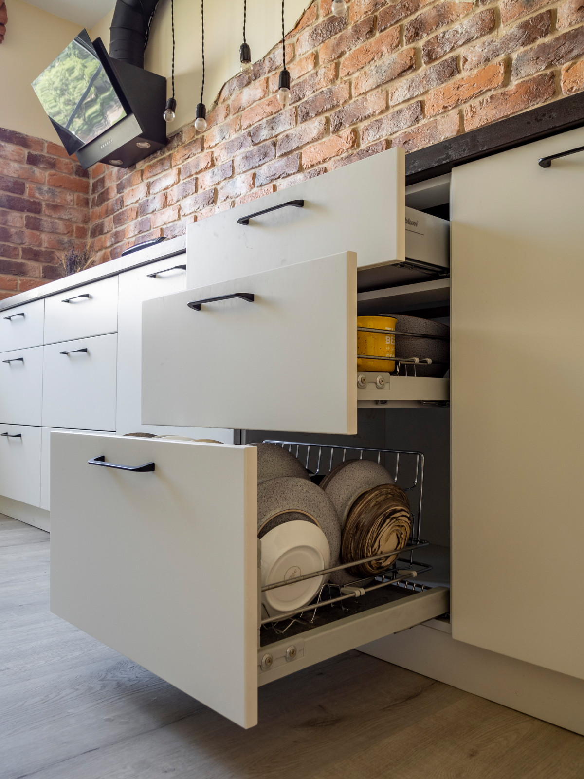 Кухня в стиле неоклассика без верхних модулей