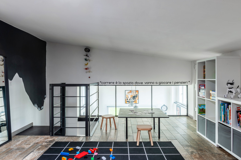 Esempio di una piccola e In mansarda cameretta per bambini moderna con pareti bianche, pavimento in gres porcellanato e pavimento marrone