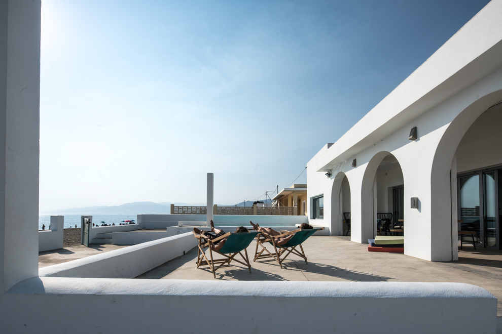Ejemplo de terraza in patio delantero With losas de hormigón