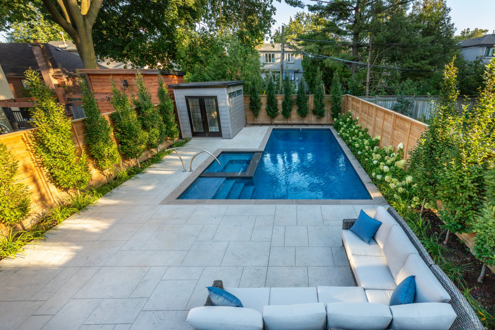 Kleiner Klassischer Pool hinter dem Haus in rechteckiger Form mit Pool-Gartenbau und Stempelbeton in Toronto