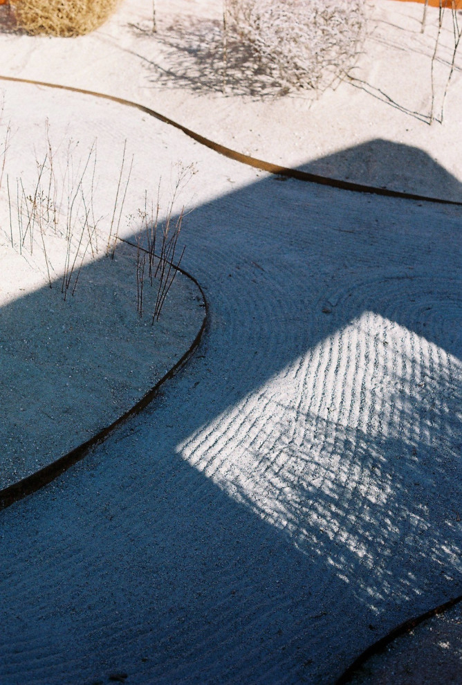 Esempio di un grande giardino minimalista esposto a mezz'ombra in cortile con ghiaia