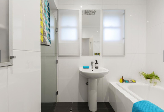 GRIFFITH modern-bathroom