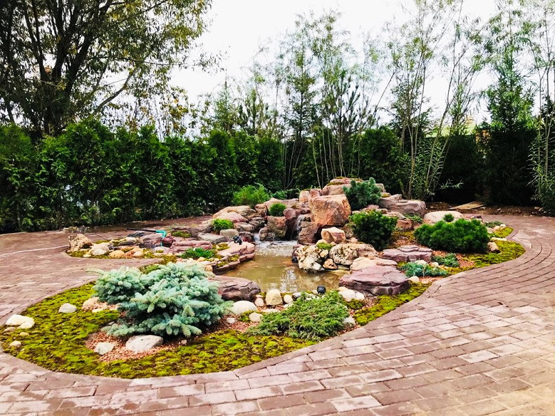 Искусственный пруд на даче.