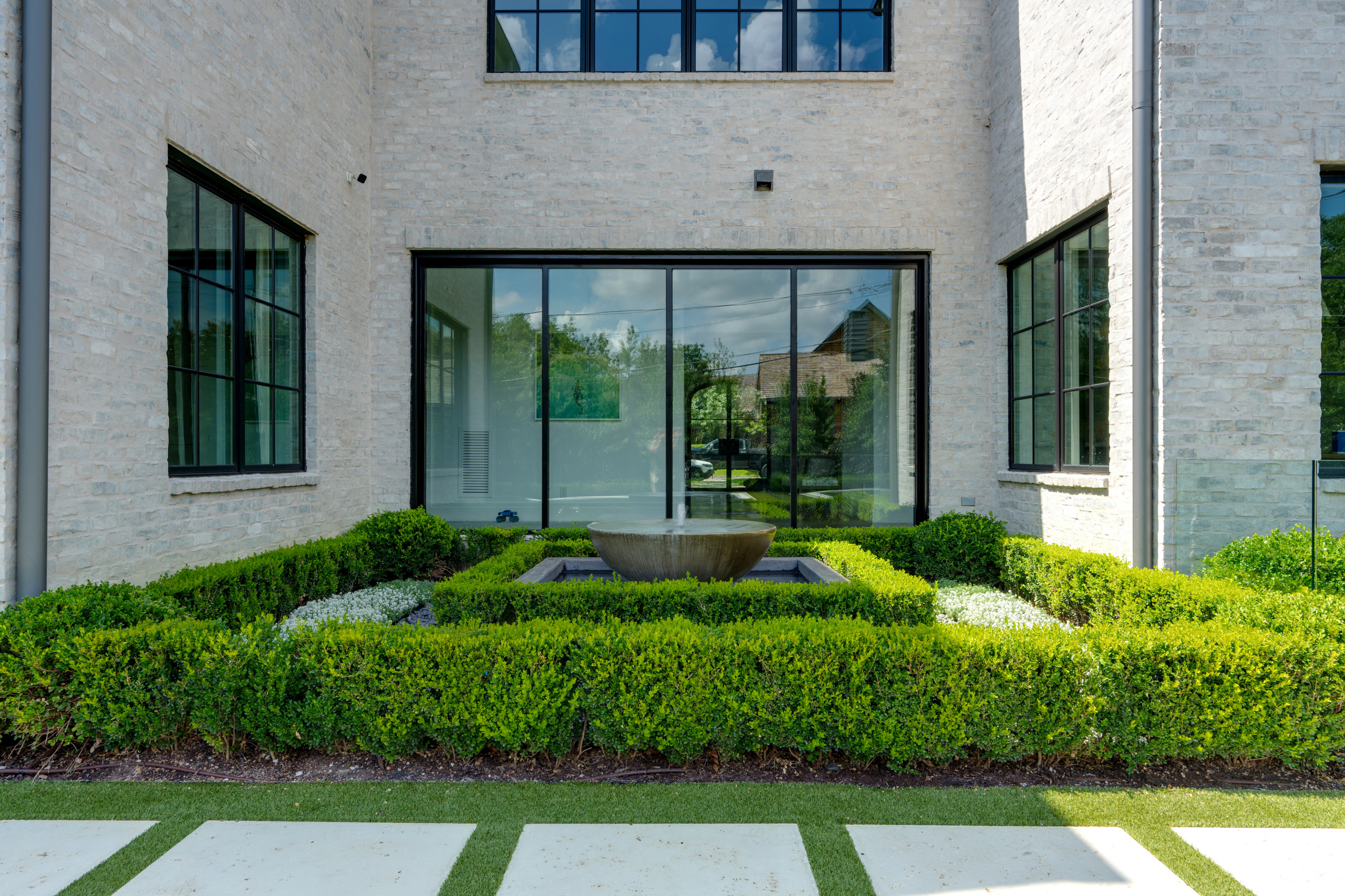 BLUFFVIEW MODERN OASIS