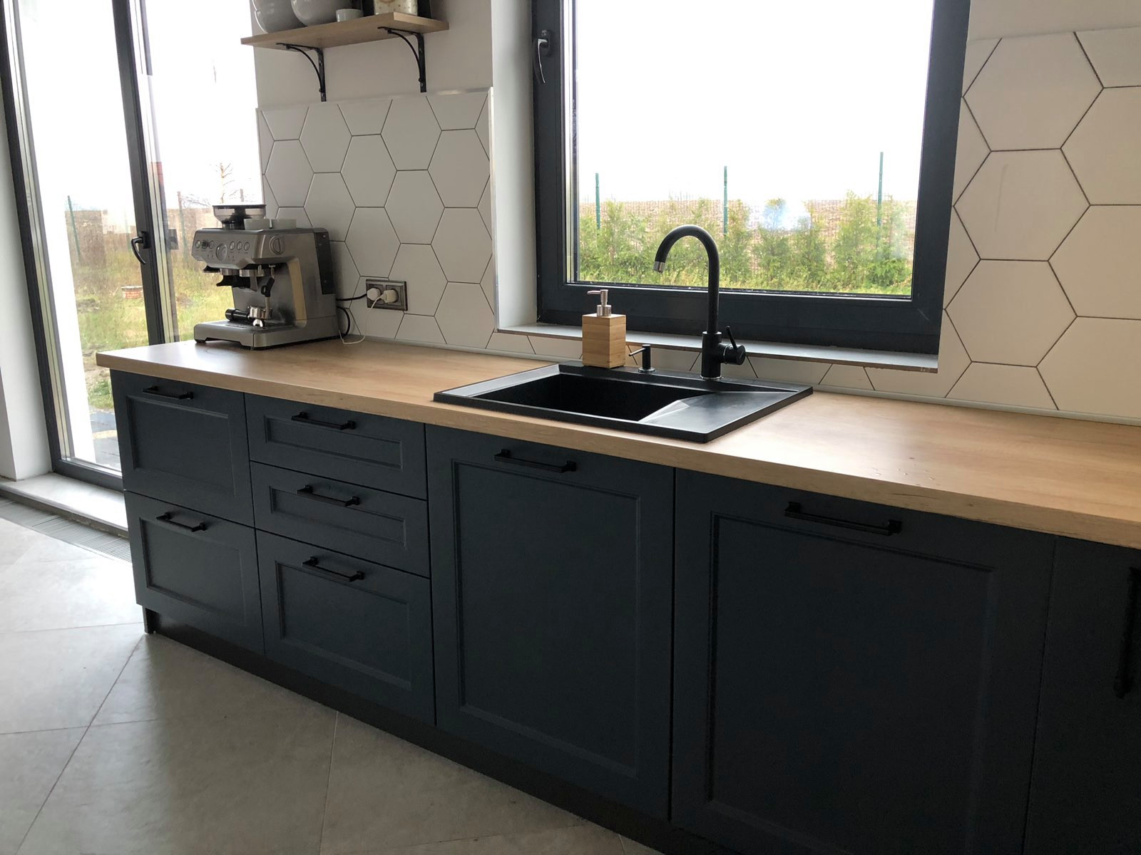 Серая кухня в современном стиле