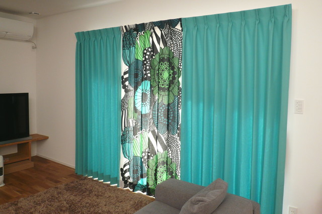 一間半サイズの窓に、無地・柄・無地で3分割のカーテンを掛けています