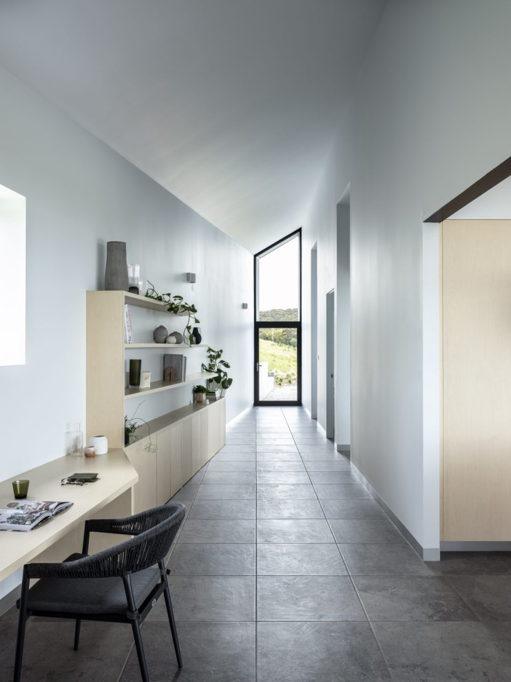 Источник вдохновения для домашнего уюта: большой коридор с белыми стенами и серым полом