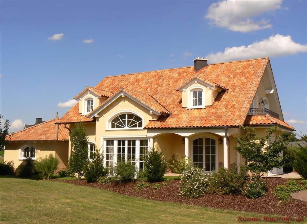 Mittelgroßes, Zweistöckiges Mediterranes Haus mit Putzfassade, beiger Fassadenfarbe und Satteldach in Bremen