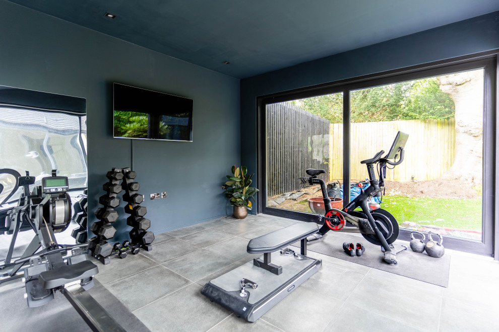 Multifunktionaler, Mittelgroßer Moderner Fitnessraum mit schwarzer Wandfarbe, Keramikboden und grauem Boden in London
