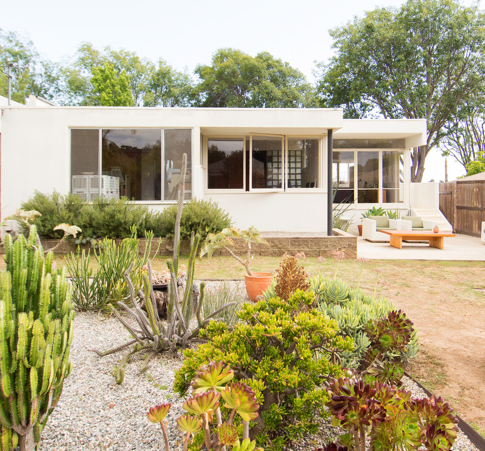 Design ideas for a midcentury backyard full sun xeriscape in Los Angeles.