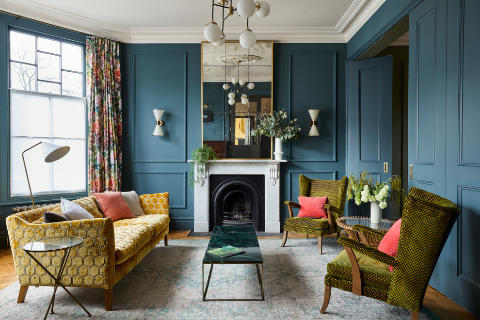 Geräumiges Stilmix Wohnzimmer mit blauer Wandfarbe und braunem Holzboden in London