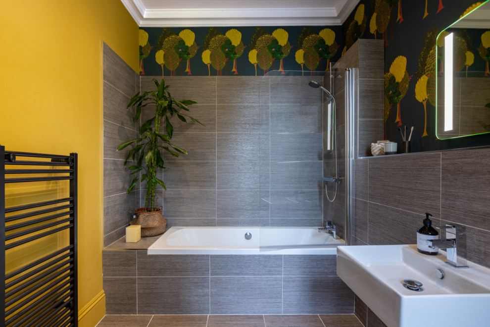 Mid-sized contemporary kids bathroom in Glasgow with yellow walls, wallpaper and a single vanity.