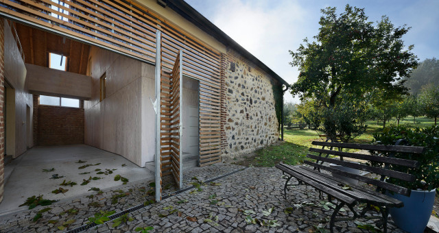 Čil&aacute; Barn entrance