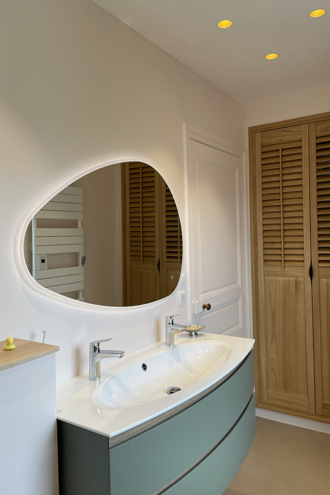 Источник вдохновения для домашнего уюта: ванная комната в современном стиле с розовыми стенами, бетонным полом и подвесной раковиной