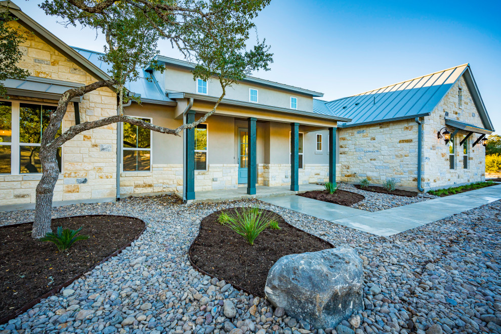 Transitional home design photo in Austin