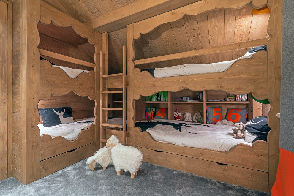 This is an example of a mid-sized contemporary gender-neutral kids' bedroom for kids 4-10 years old in Grenoble with brown walls and carpet.