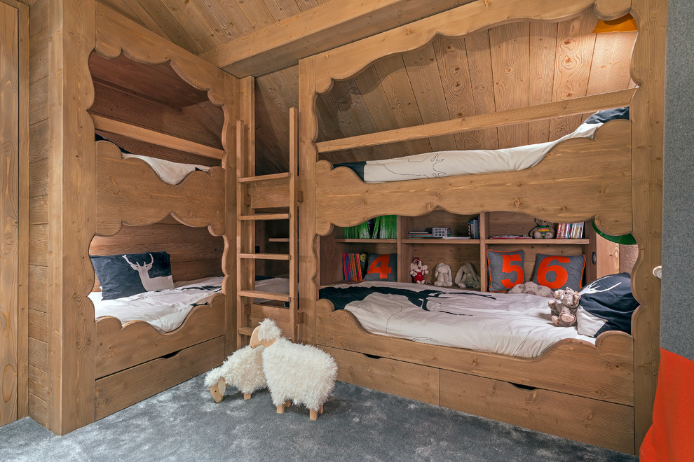 Chambre d'enfant?[Exemple de chambre d'enfant With un mur marron, moquette and un lit superposé.]:[Exemple de chambres d'enfant With un mur marron, moquette and un lit superposé.]
