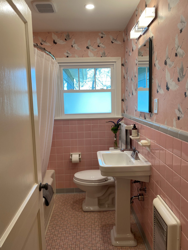 На фото: маленькая ванная комната в классическом стиле с ванной в нише, розовой плиткой, керамической плиткой, розовыми стенами, полом из керамической плитки, розовым полом и обоями на стенах для на участке и в саду