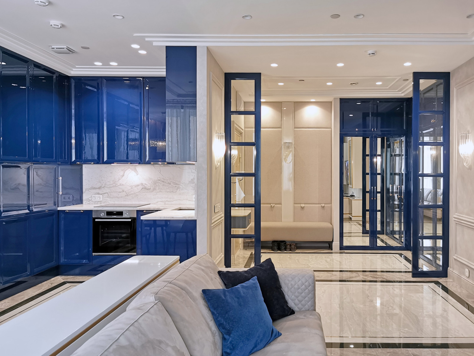 Волга. Стеклянная перегородка и шкафы в прихожую.