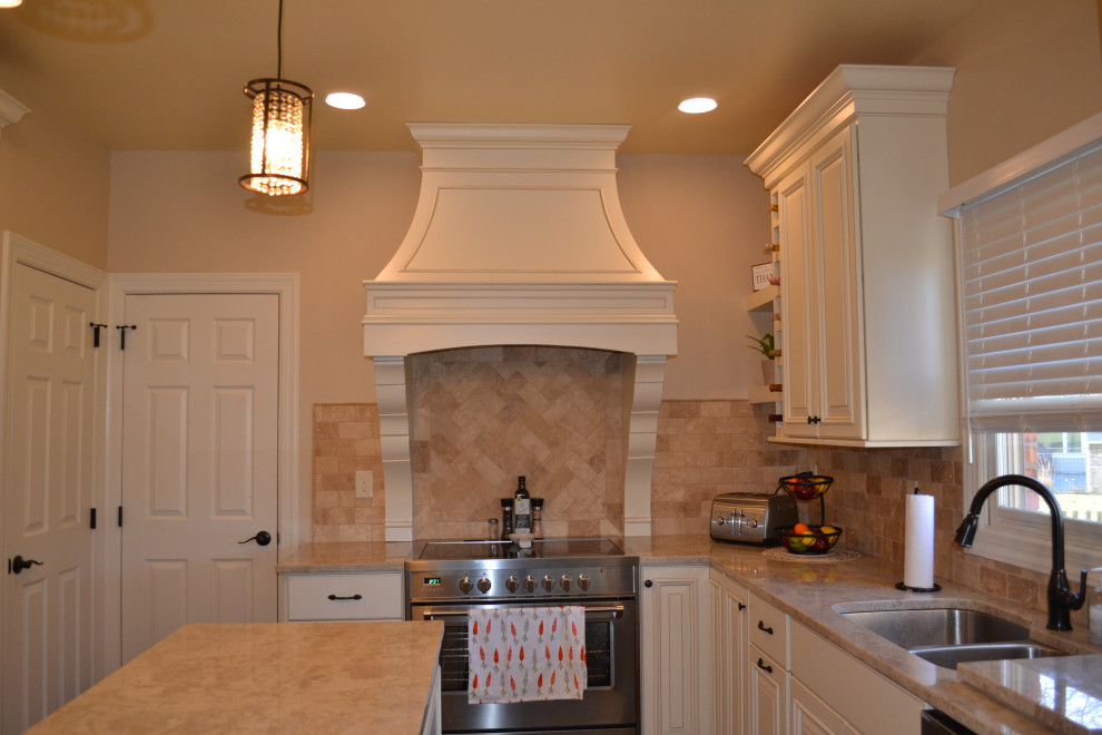 Example of a transitional kitchen design in Cincinnati