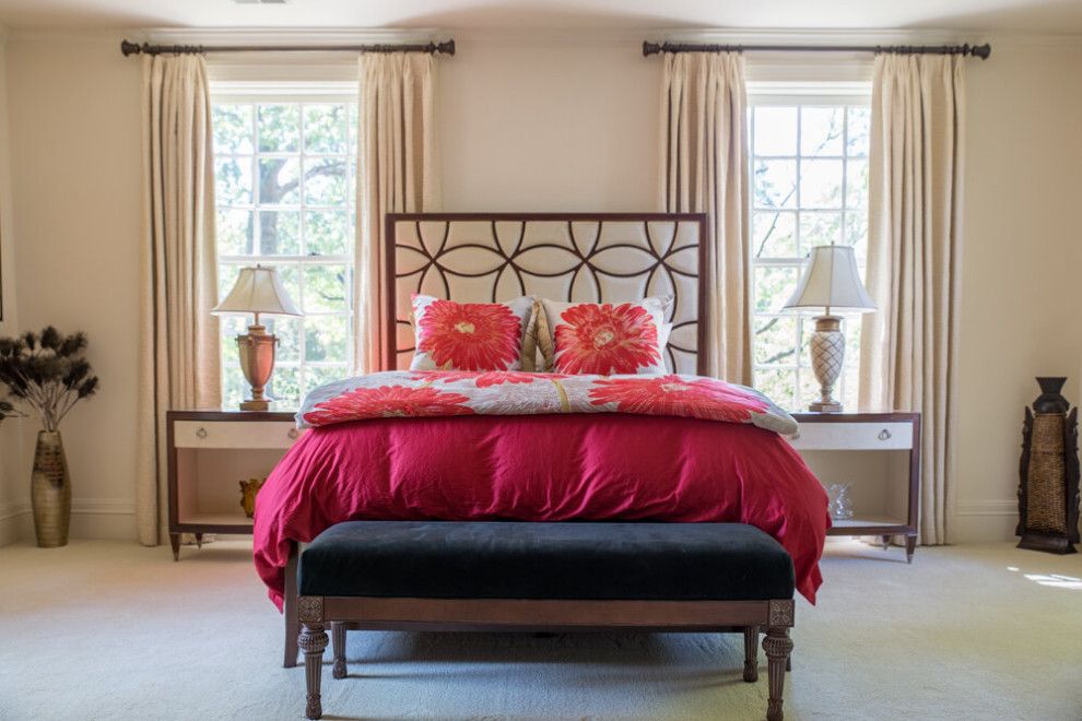 Стильный дизайн: хозяйская спальня среднего размера в современном стиле с ковровым покрытием, бежевыми стенами и серым полом - последний тренд