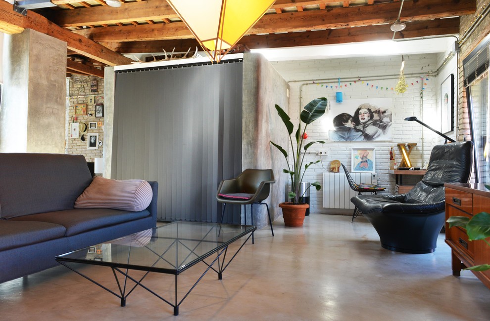 Imagen de sala de estar cerrada industrial de tamaño medio sin chimenea y televisor con paredes blancas