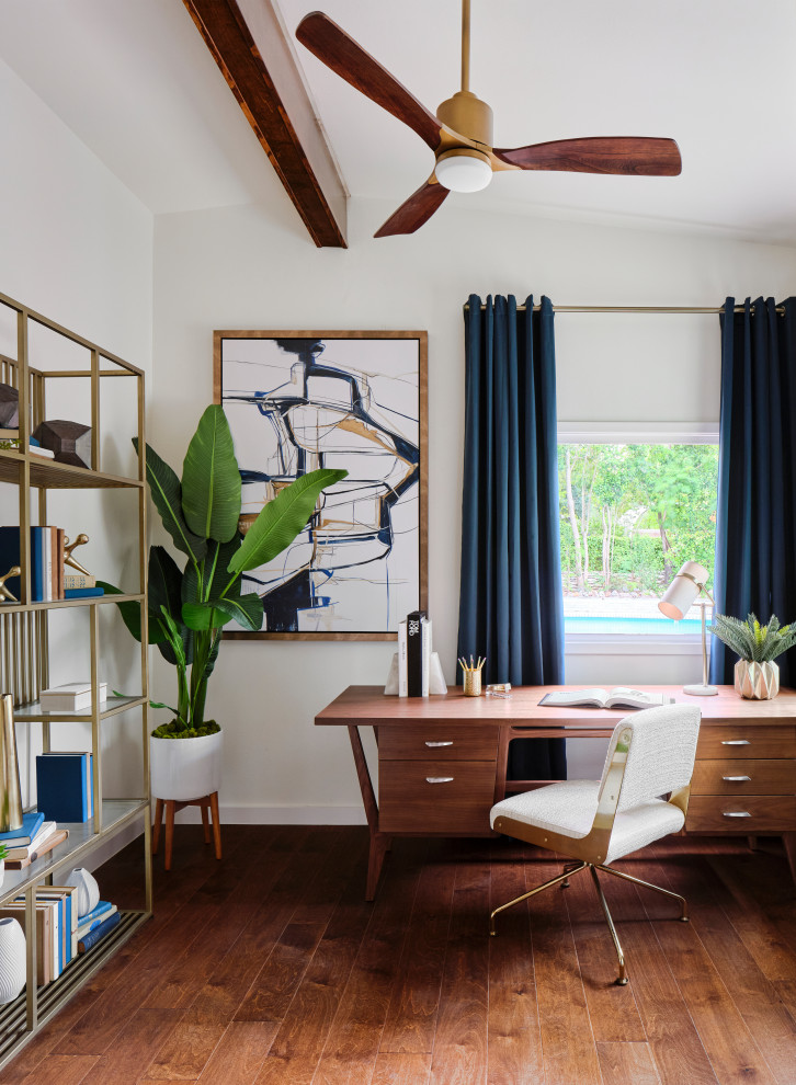 Réalisation d'un bureau vintage de taille moyenne avec un mur blanc, un sol en bois brun, un bureau indépendant, un sol marron et poutres apparentes.