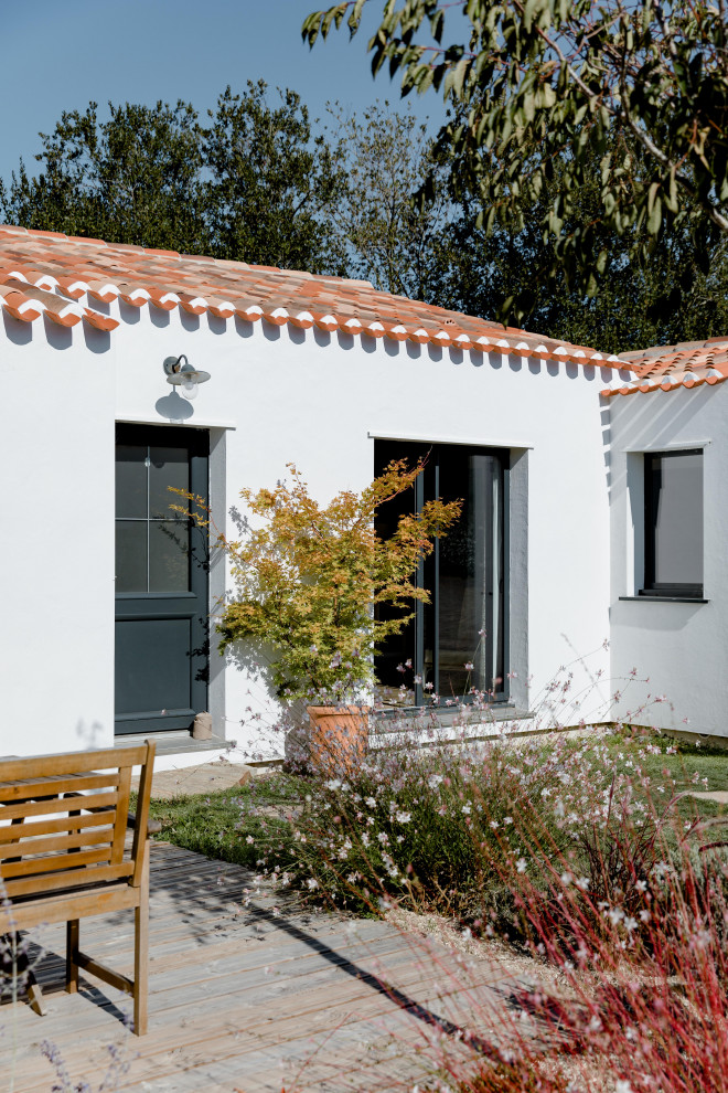 Design ideas for a mediterranean home design in Nantes.