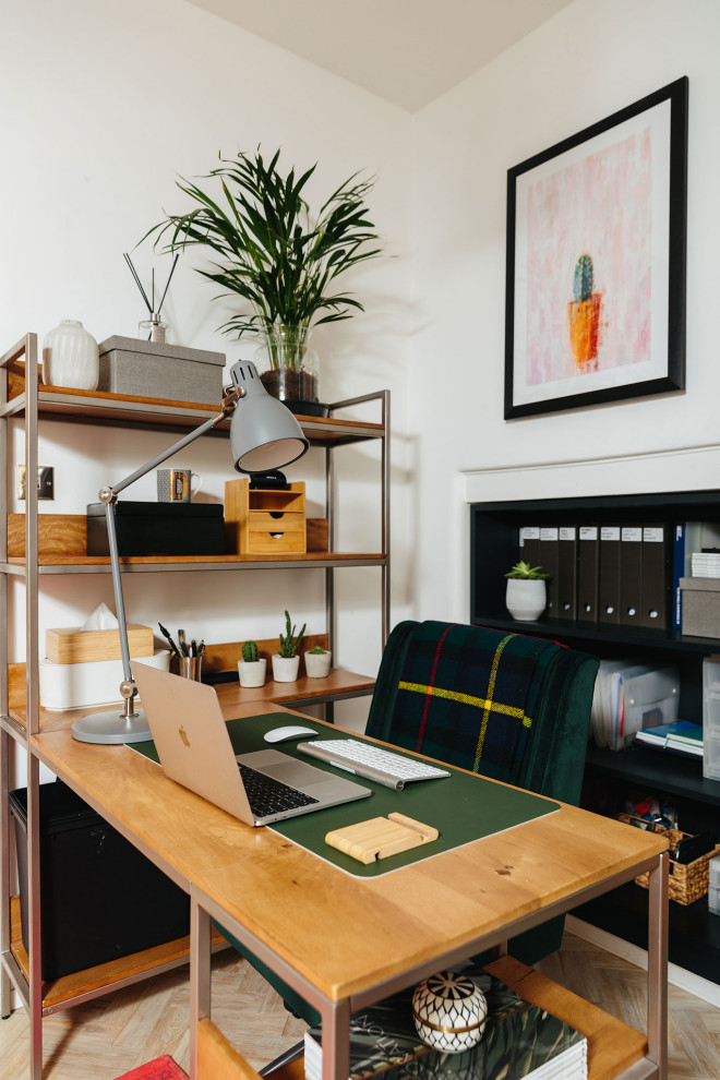 Mittelgroßes Modernes Arbeitszimmer ohne Kamin mit Arbeitsplatz, weißer Wandfarbe, hellem Holzboden, freistehendem Schreibtisch und beigem Boden in Berkshire