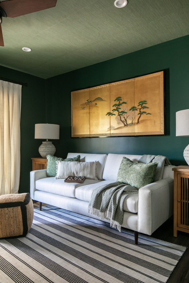 Ejemplo de despacho actual de tamaño medio con paredes verdes, suelo vinílico, suelo marrón y papel pintado