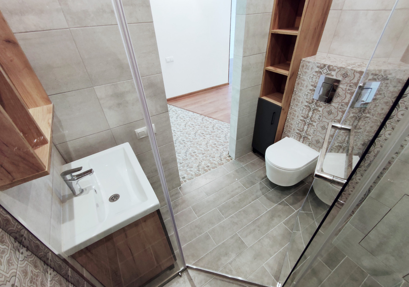 Ванная комната с душевой кабиной