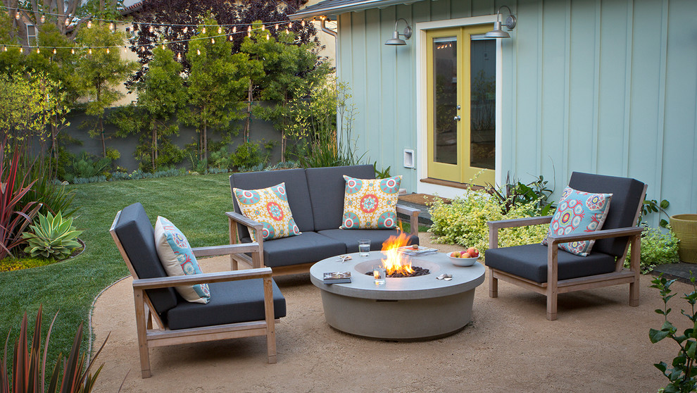 This is an example of a modern backyard patio in Los Angeles with a fire feature.