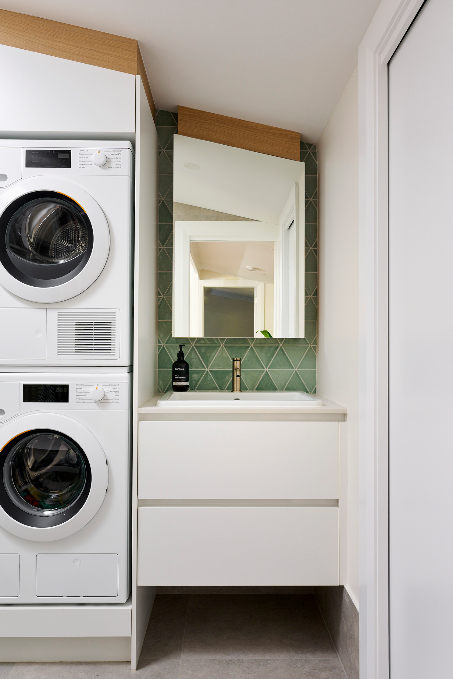 75 Beautiful Laundry Room with a Stacked Washer and Dryer Ideas & Designs -  June 2023 | Houzz AU