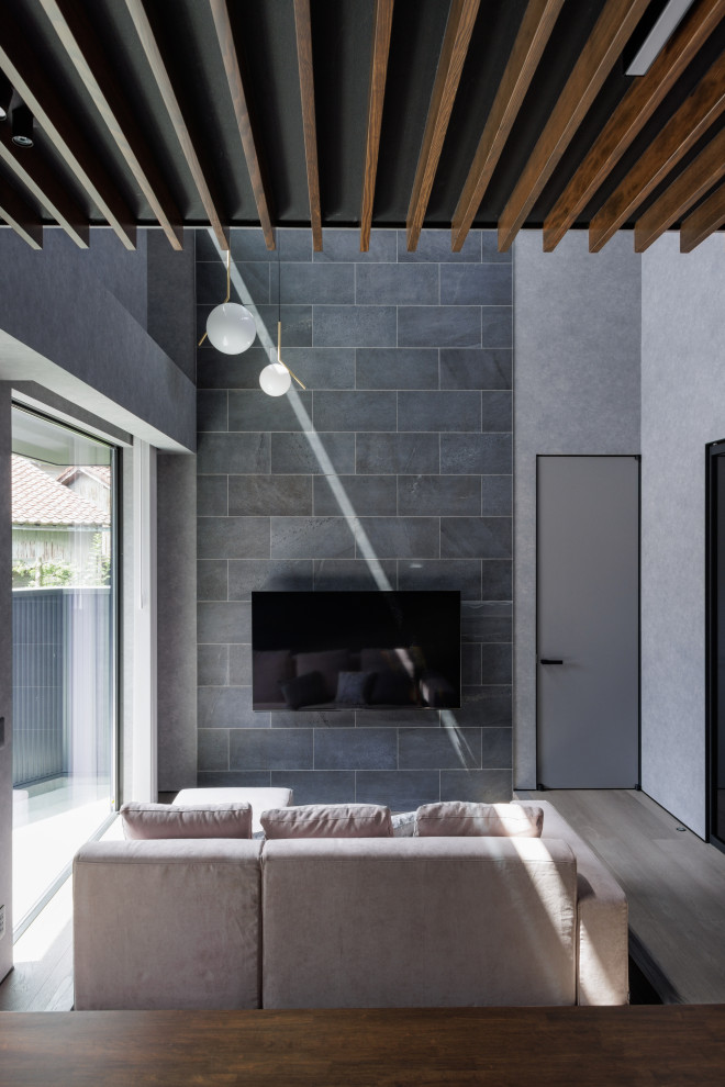 Diseño de salón abierto, gris y gris y negro moderno con paredes grises, suelo vinílico, televisor colgado en la pared, papel pintado y papel pintado