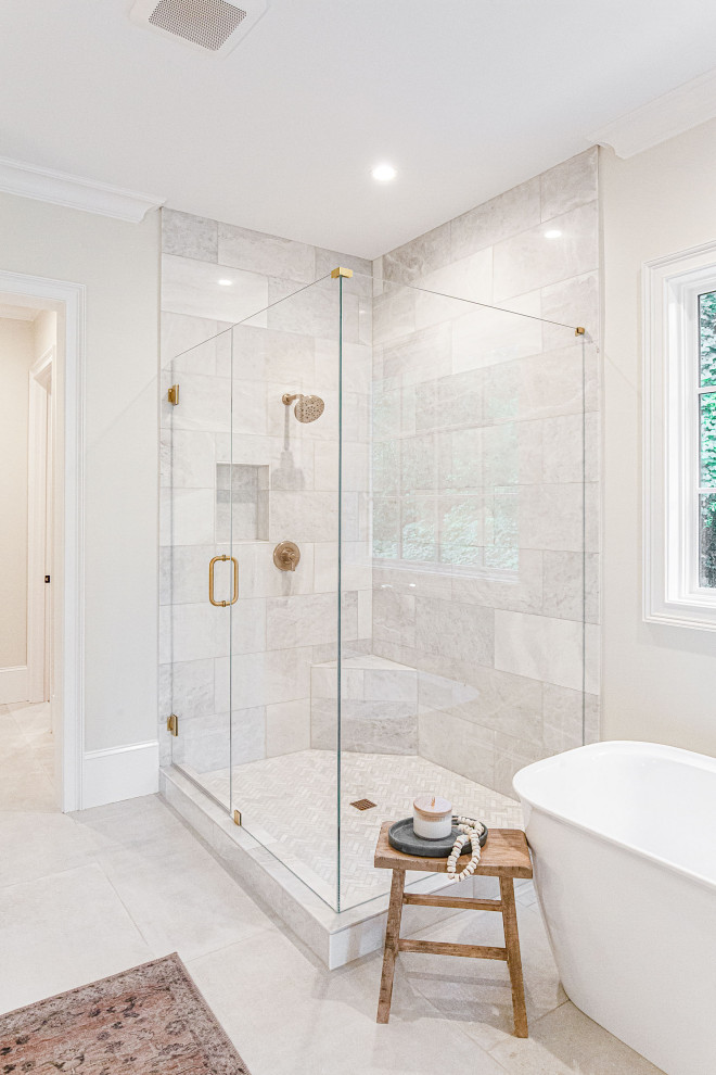 Exempel på ett mellanstort klassiskt flerfärgad flerfärgat en-suite badrum, med luckor med profilerade fronter, vita skåp, ett fristående badkar, en hörndusch, grå kakel, porslinskakel, grå väggar, klinkergolv i porslin, ett undermonterad handfat, bänkskiva i kvartsit, grått golv och dusch med gångjärnsdörr