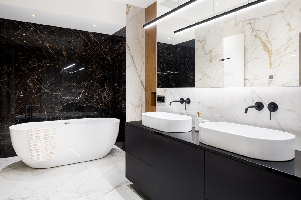 Idéer för ett modernt svart en-suite badrum, med svarta skåp och bänkskiva i onyx