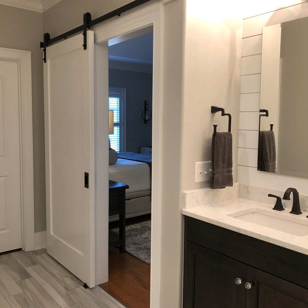 Mid-sized transitional home design photo