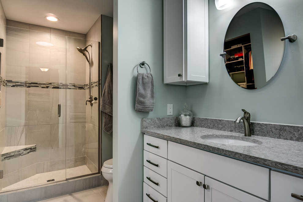 Example of a transitional bathroom design in Chicago