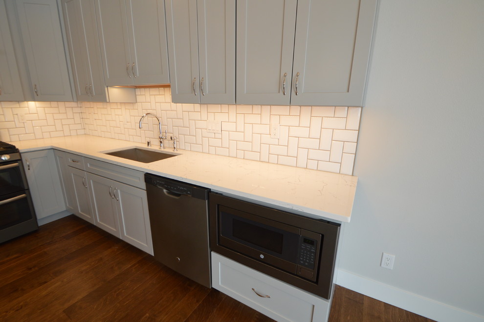 Kitchen - transitional kitchen idea
