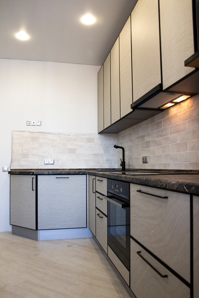 Кухня из пластика с фасадами под бетон