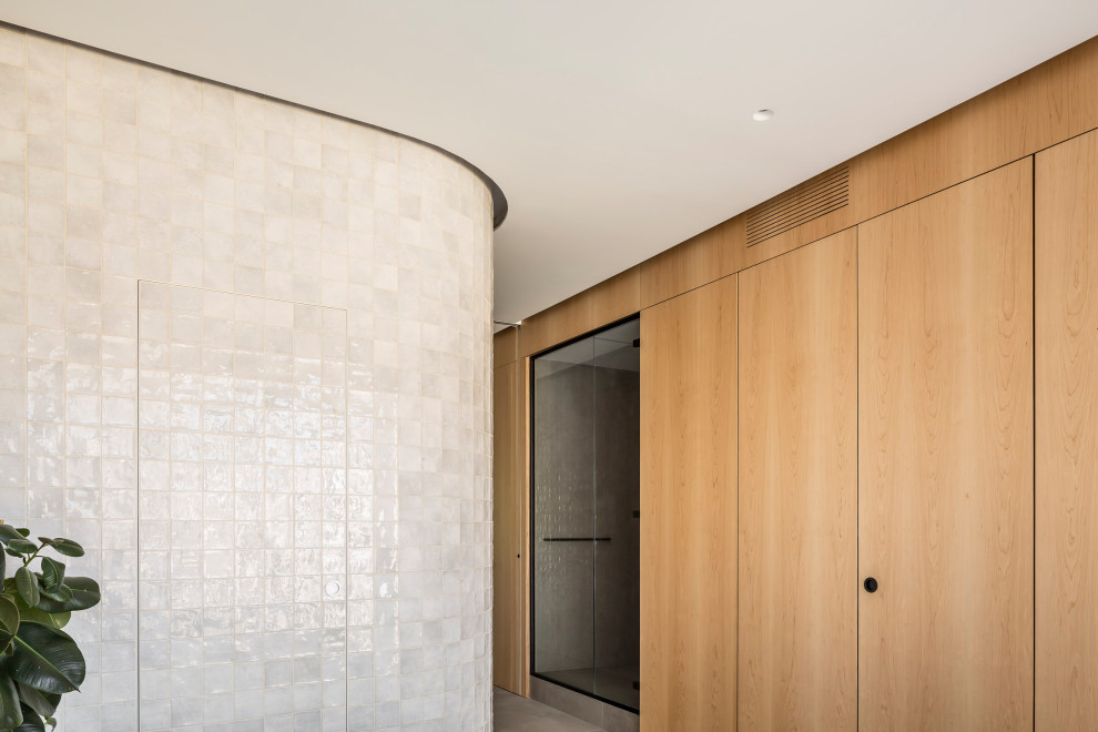 Idéer för mellanstora funkis walk-in-closets för könsneutrala, med luckor med infälld panel, skåp i mellenmörkt trä, klinkergolv i keramik och grått golv