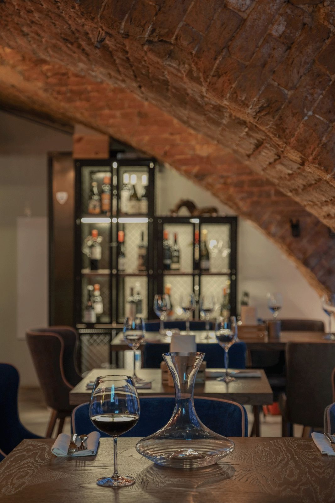 Винный погреб с барной стойкой из дров и камином