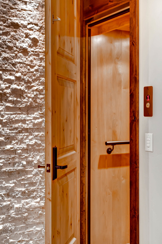 Transitional entryway photo in Denver