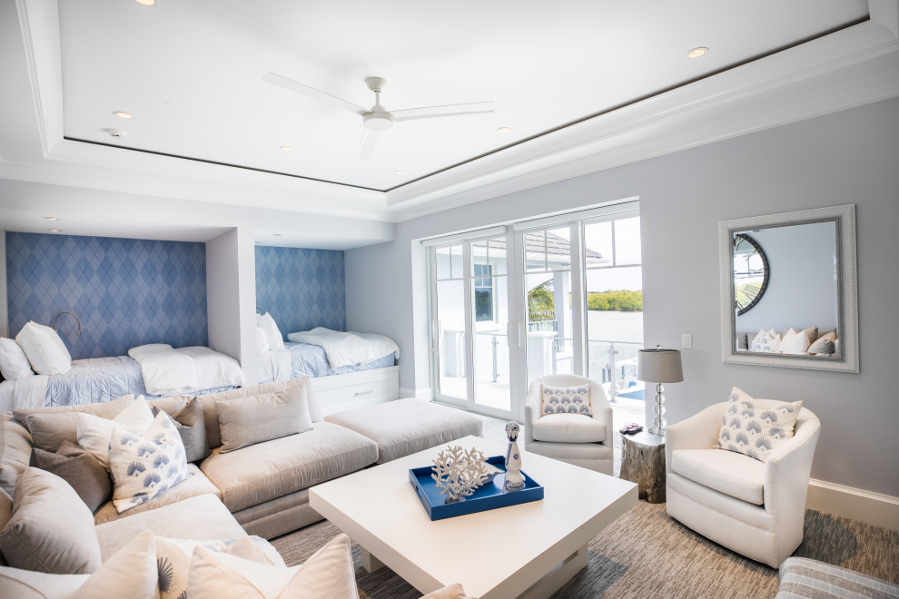 Ejemplo de habitación de invitados costera con paredes blancas, suelo de cemento, suelo multicolor y bandeja